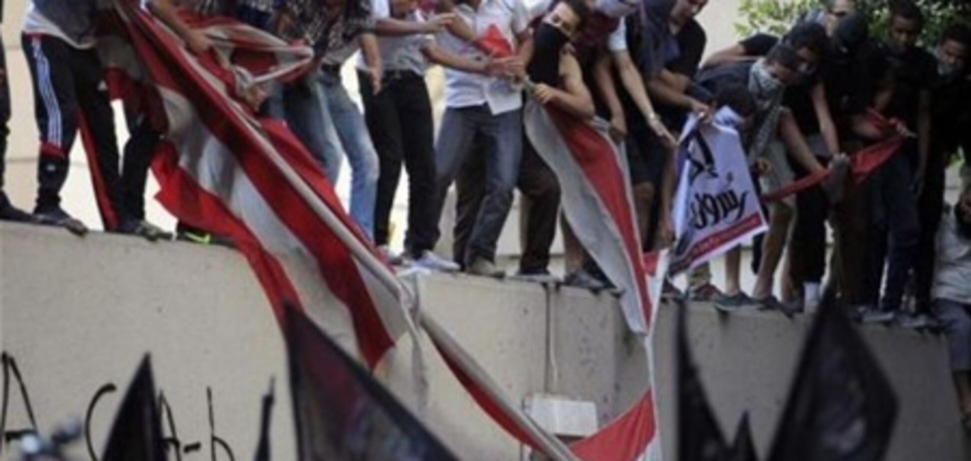 Разъяренная толпа сорвала флаг США у посольства в Каире