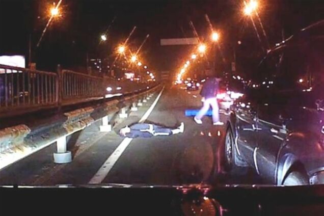 Мальчик лег на дорогу посреди проспекта Победы. Видео 