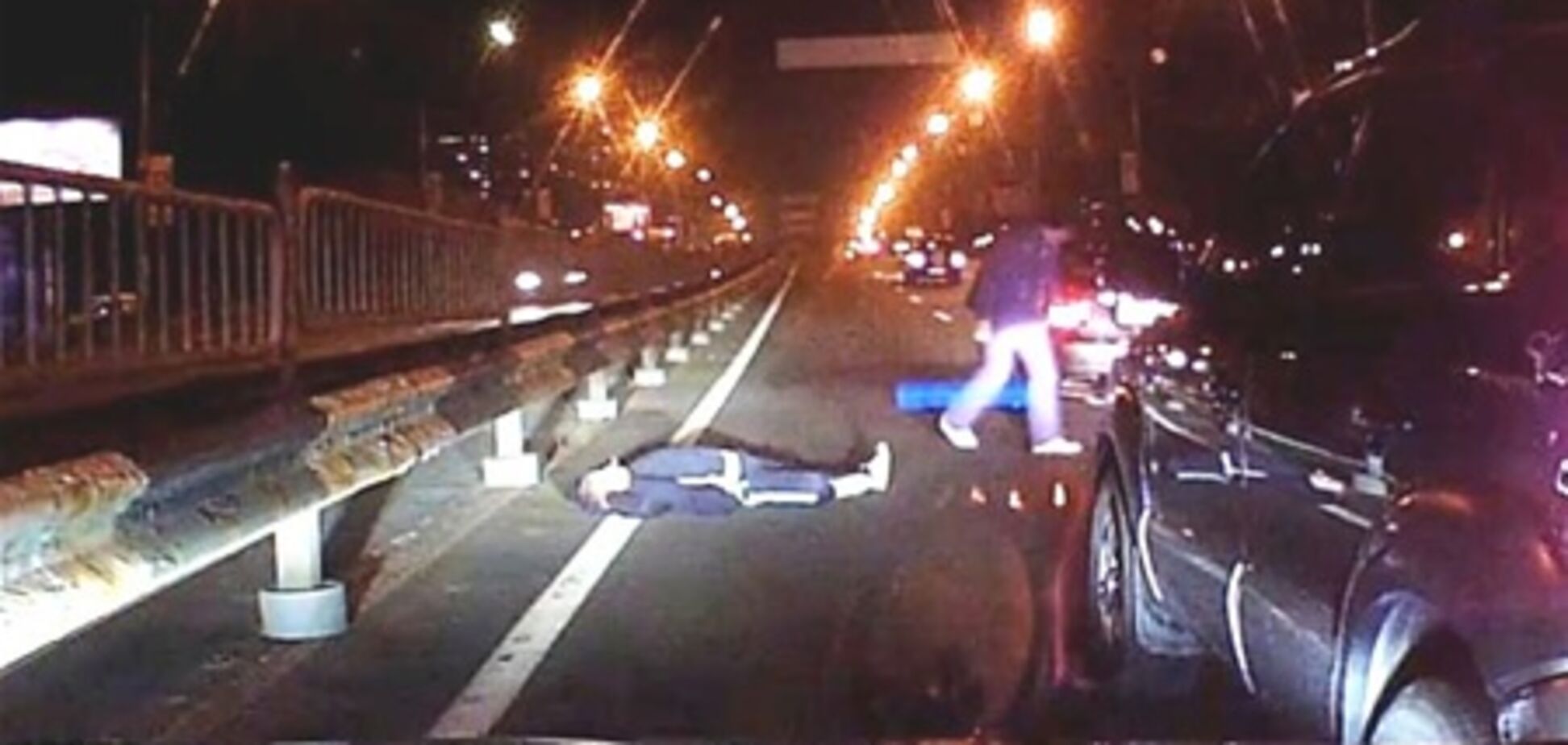 Мальчик лег на дорогу посреди проспекта Победы. Видео