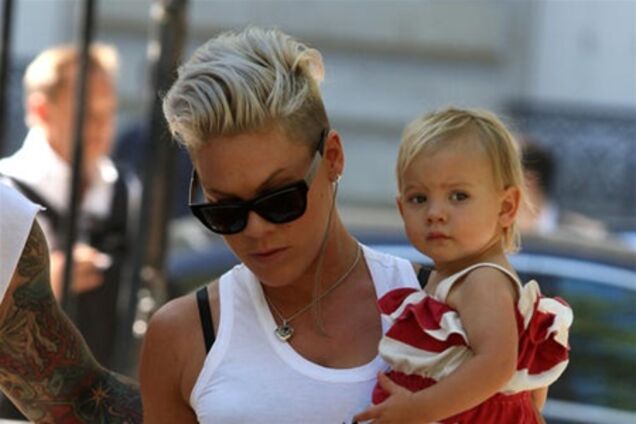 Пинк гуляет с семьей в Париже. Фото