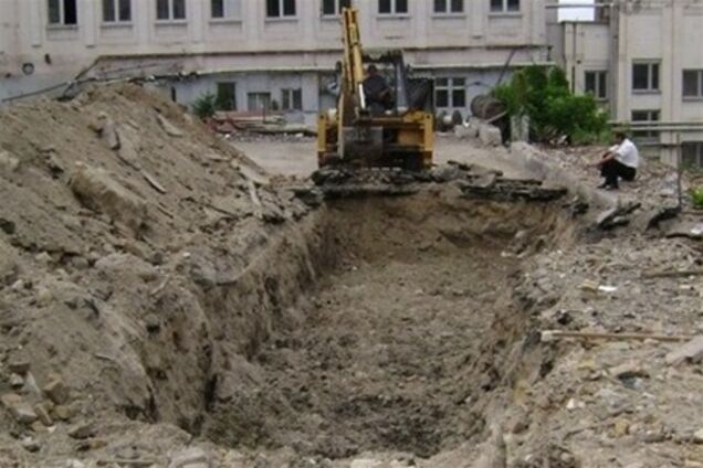 Территорию фабрики 'Юность' разрыли археологи