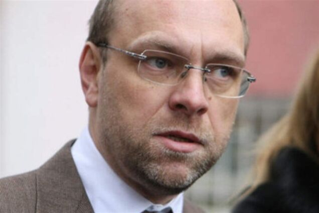 Власенко рассказал, как тюремщик предложил ему снять штаны