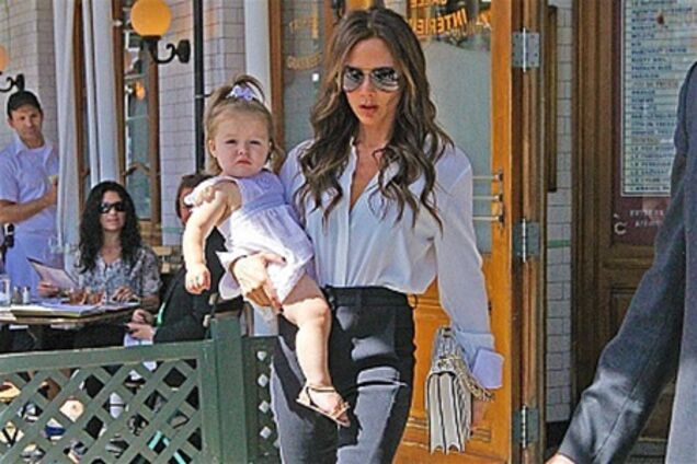 Виктория Бекхэм знакомит Харпер с модой. Фото