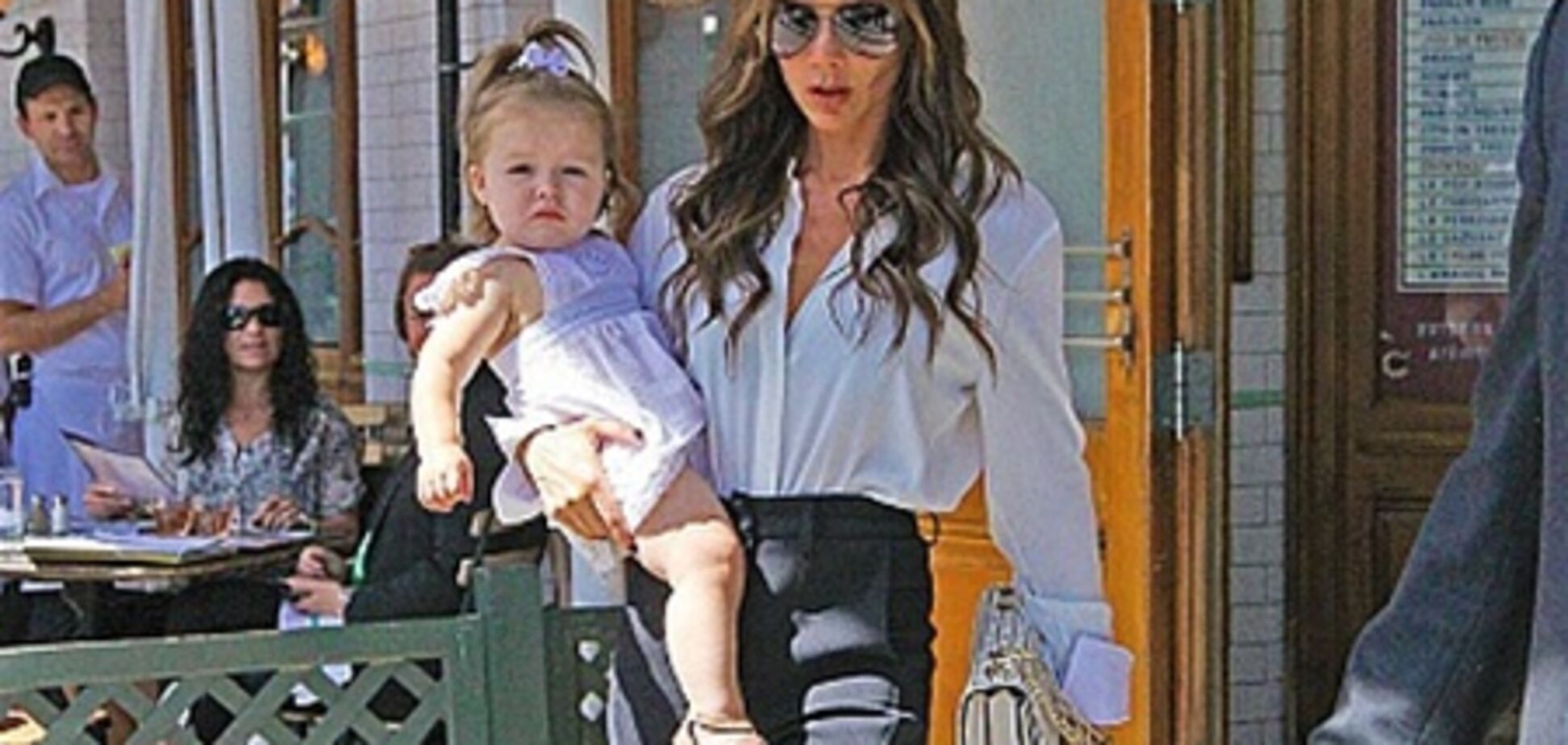 Виктория Бекхэм знакомит Харпер с модой. Фото