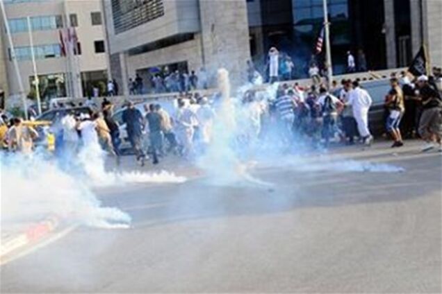 В Тунисе демонстрантов из-под посольства США разогнали слезоточивым газом 