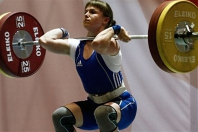 Восемь российских тяжелоатлетов дисквалифицировали за допинг