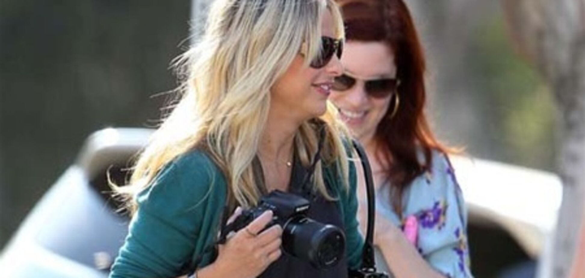 Беременная Геллар ведет дочь в школу. Фото