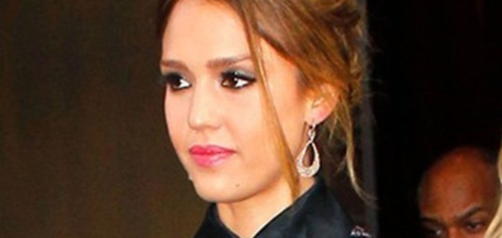 Альба сделала неудачный макияж. Фото