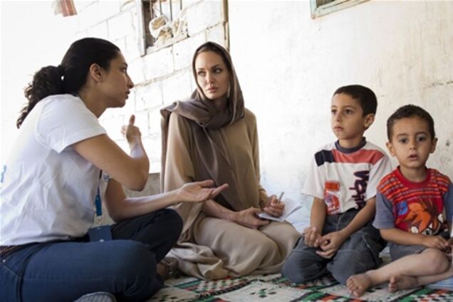 Джоли посетила лагерь беженцев. Фото