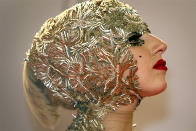 Гага выбрила затылок в знак траура. Фото