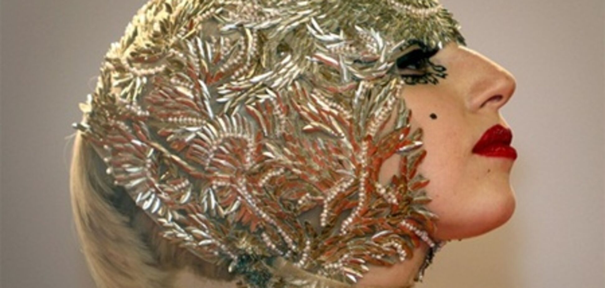 Гага выбрила затылок в знак траура. Фото