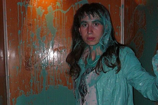 Неизвестный облил краской проникнувшую в Межигорье журналистку