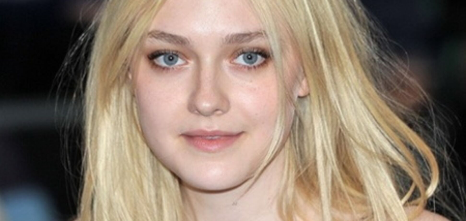 Непричесанная Дакота Фаннинг в вечернем платье