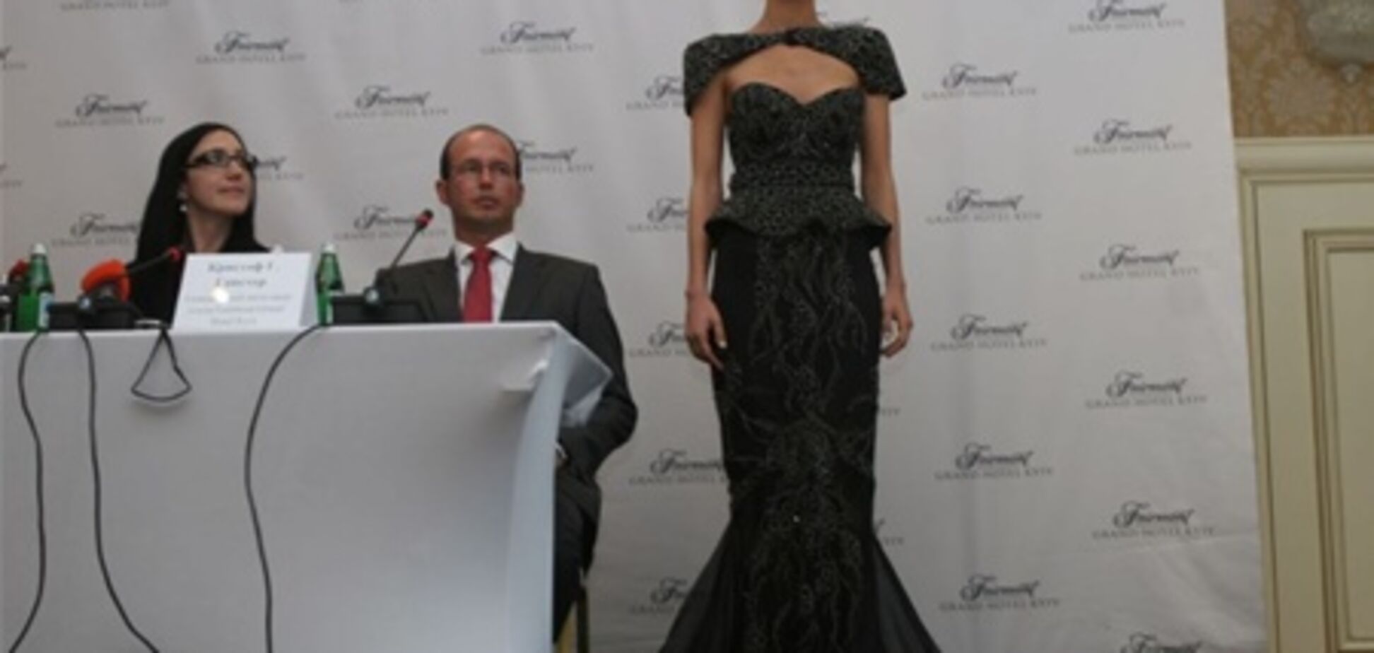 В Киев привезли самое дорогое платье в мире за $5,5 млн.