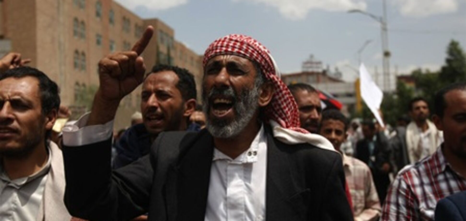 Восток негодует, а США закрывают свои посольства