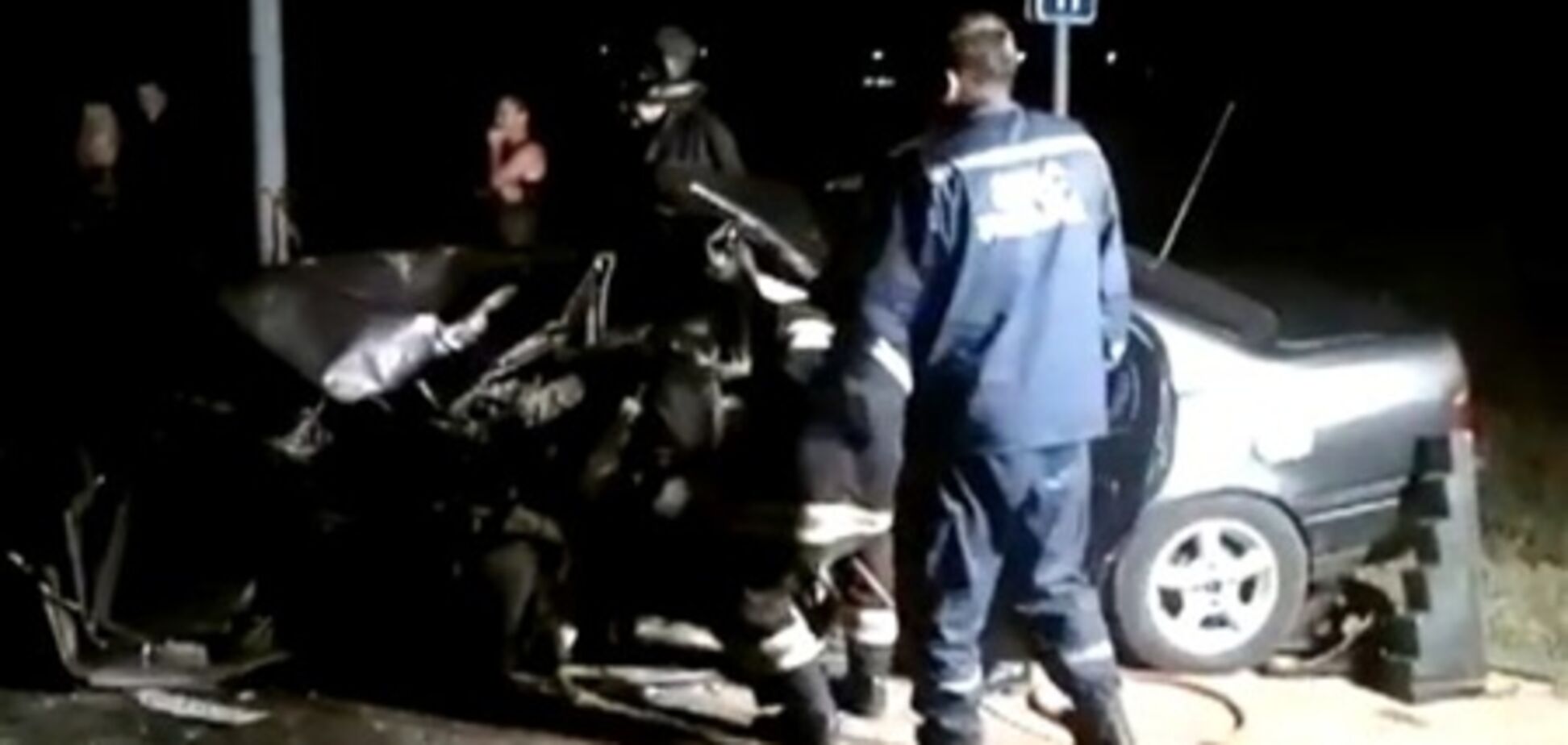 Девушка разбилась в машине возле кладбища. Фото. Видео