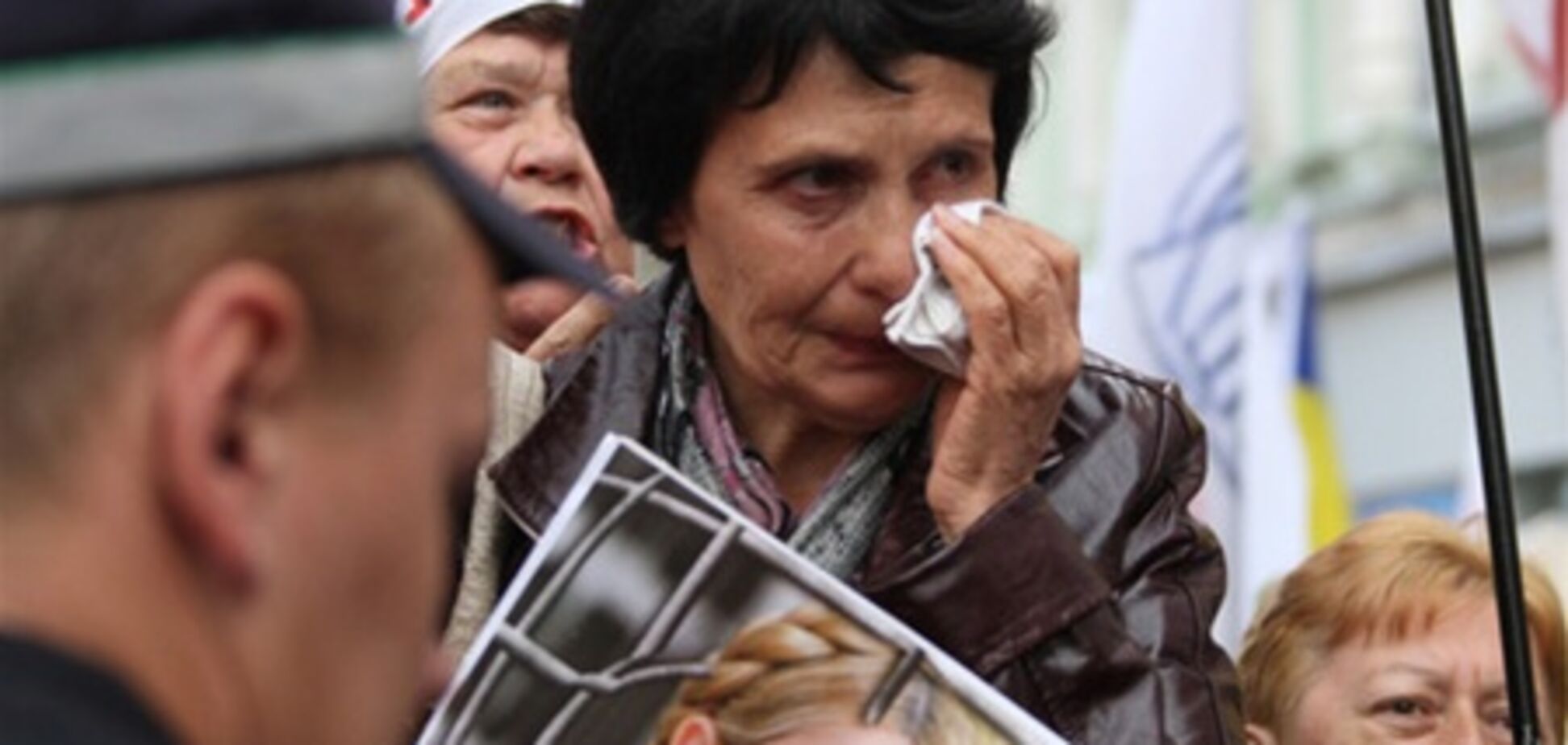 Под больницей Тимошенко митингуют противники Власенко
