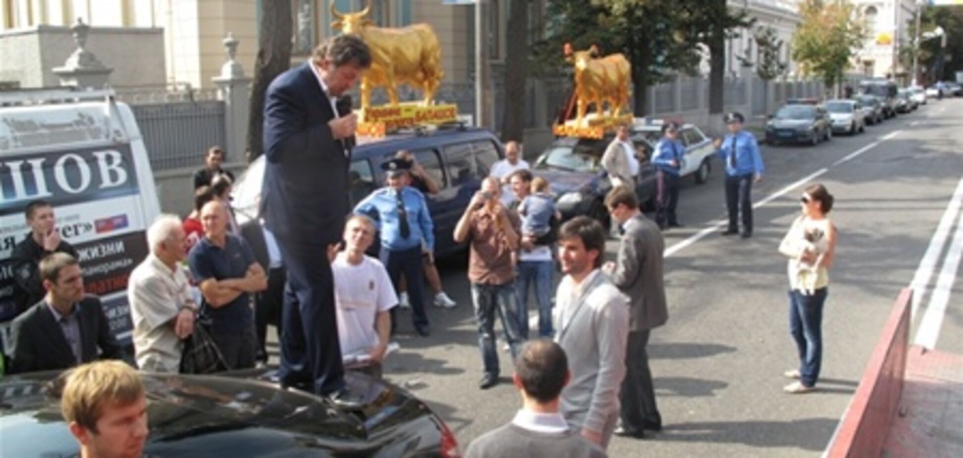 Кандидат в депутаты с 'коровами' заблокировал улицу Грушевского