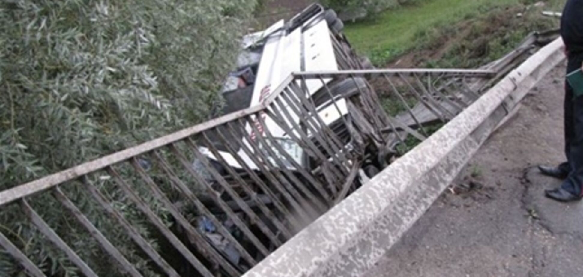 На Хмельнитчине автобус упал с моста: двое погибших