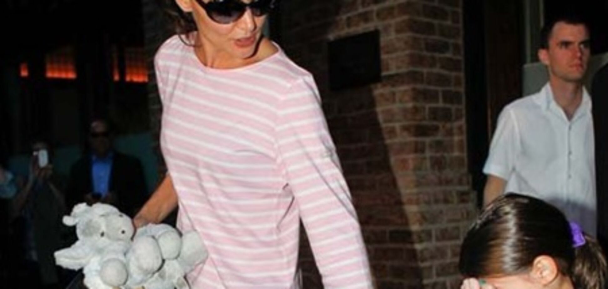 Холмс не может отучить Сури капризничать. Фото