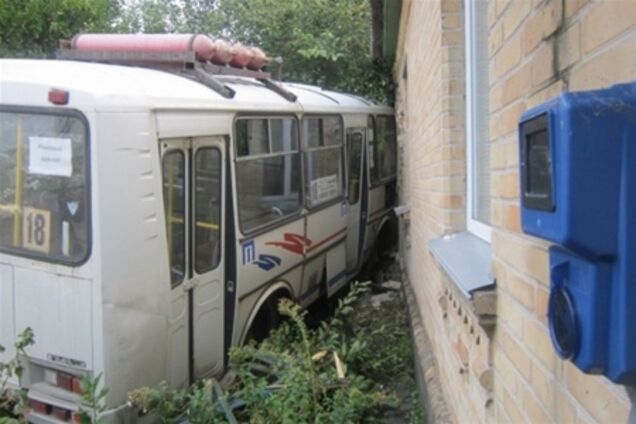 В Черкассах в спальню к девушке заехала маршрутка. Фото 