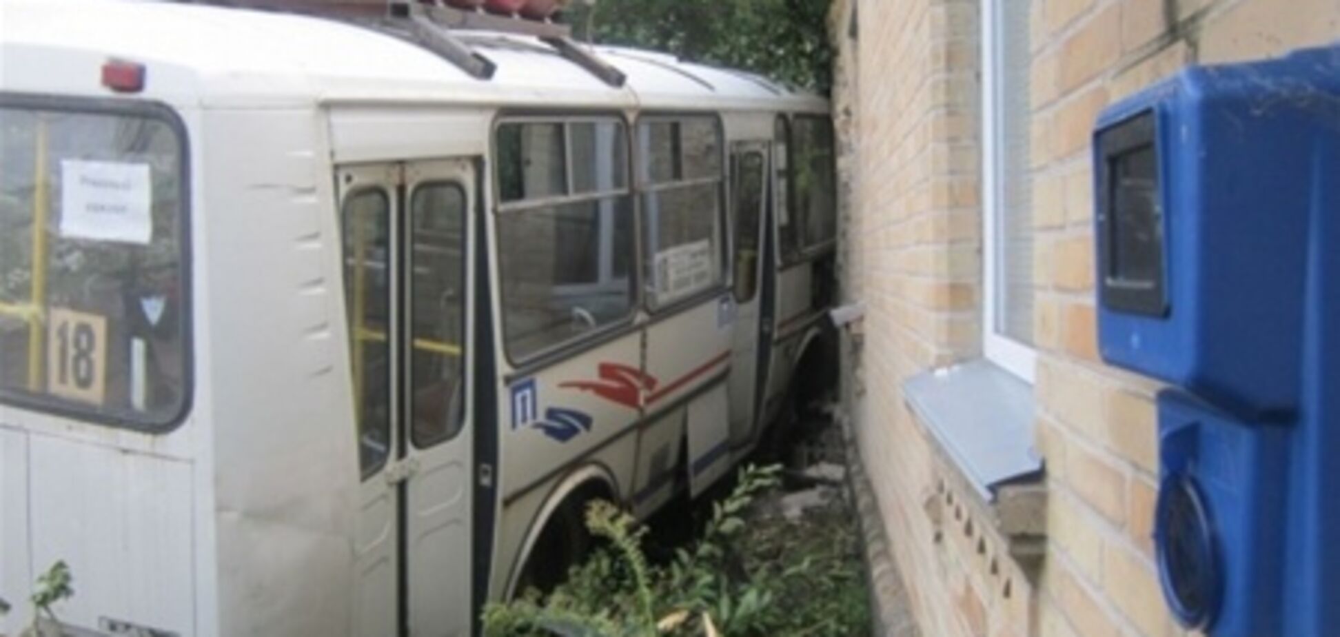 В Черкассах в спальню к девушке заехала маршрутка. Фото