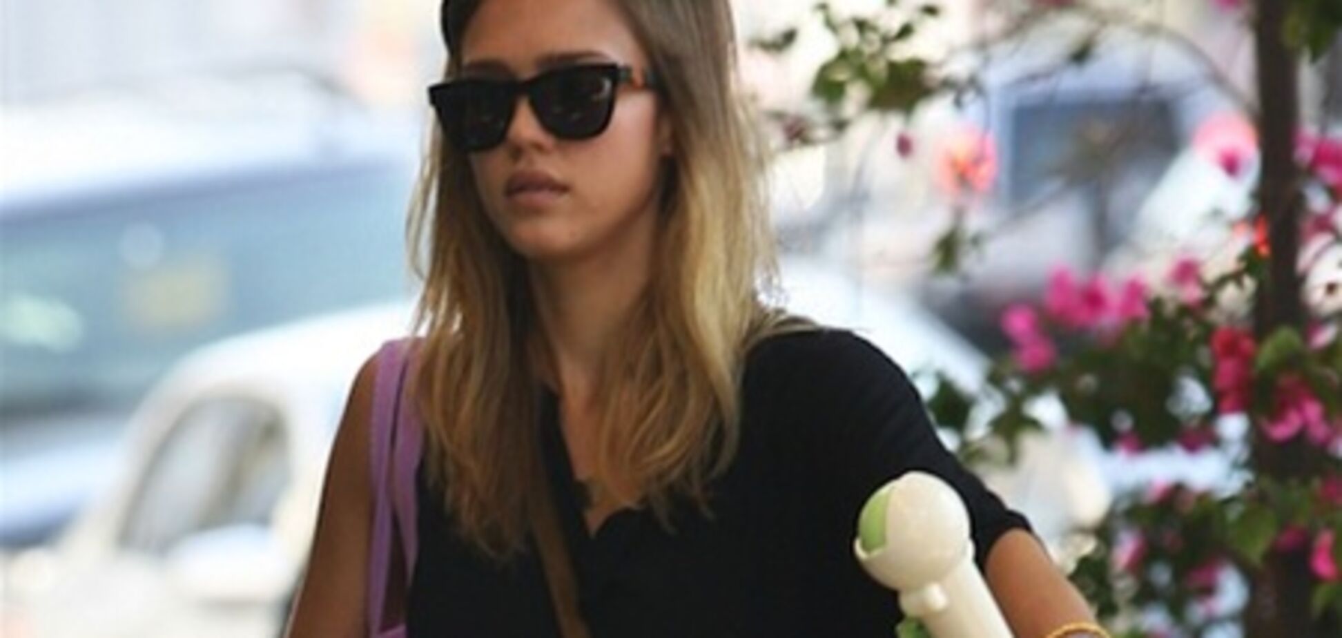 Джессика Альба ведет Оноро в детсад. Фото