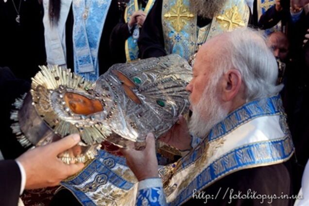Плащаниця Пресвятої Богородиці прибула в Україну