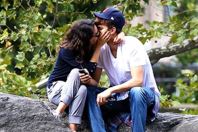Кунис и Катчер целуются в парке. Фото