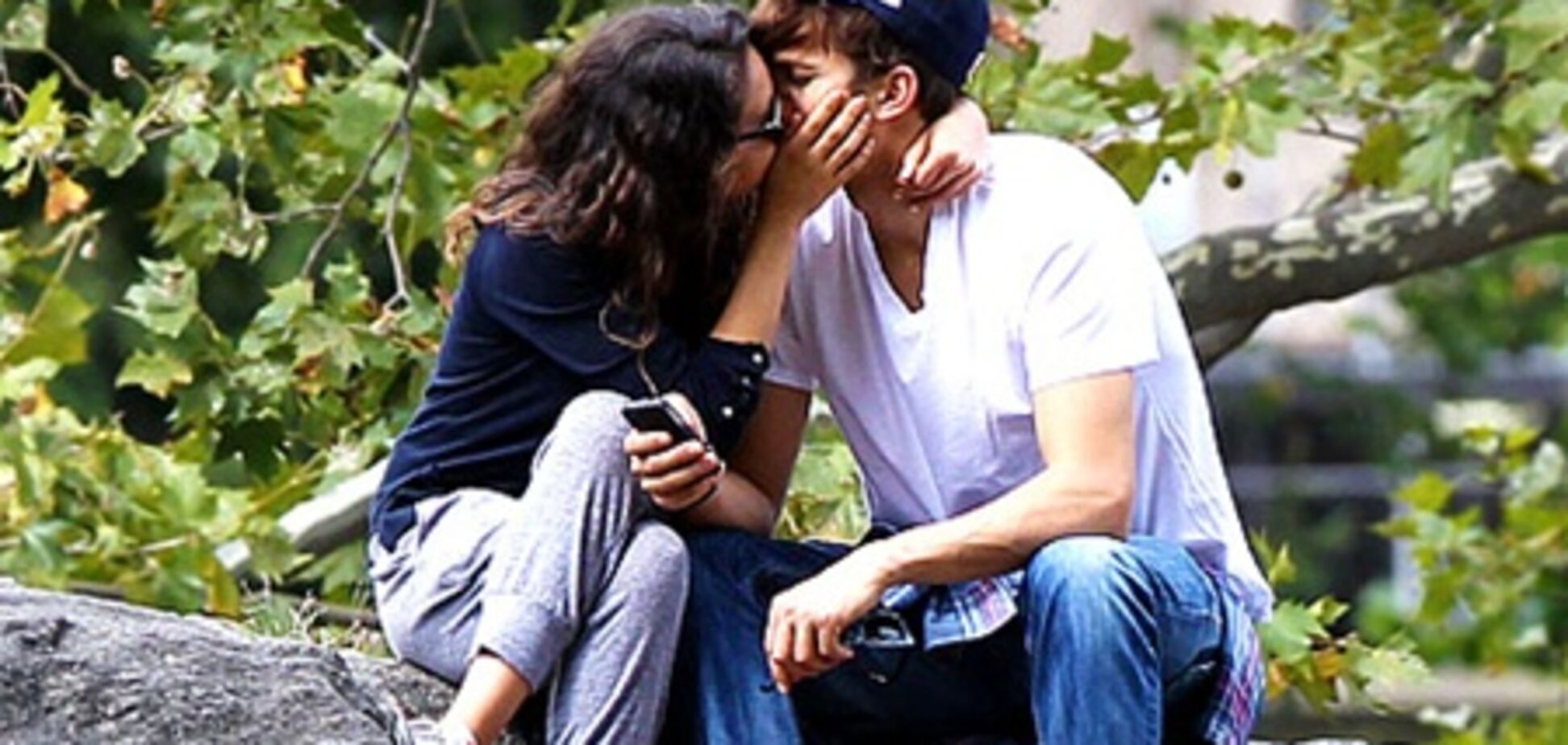 Кунис и Катчер целуются в парке. Фото