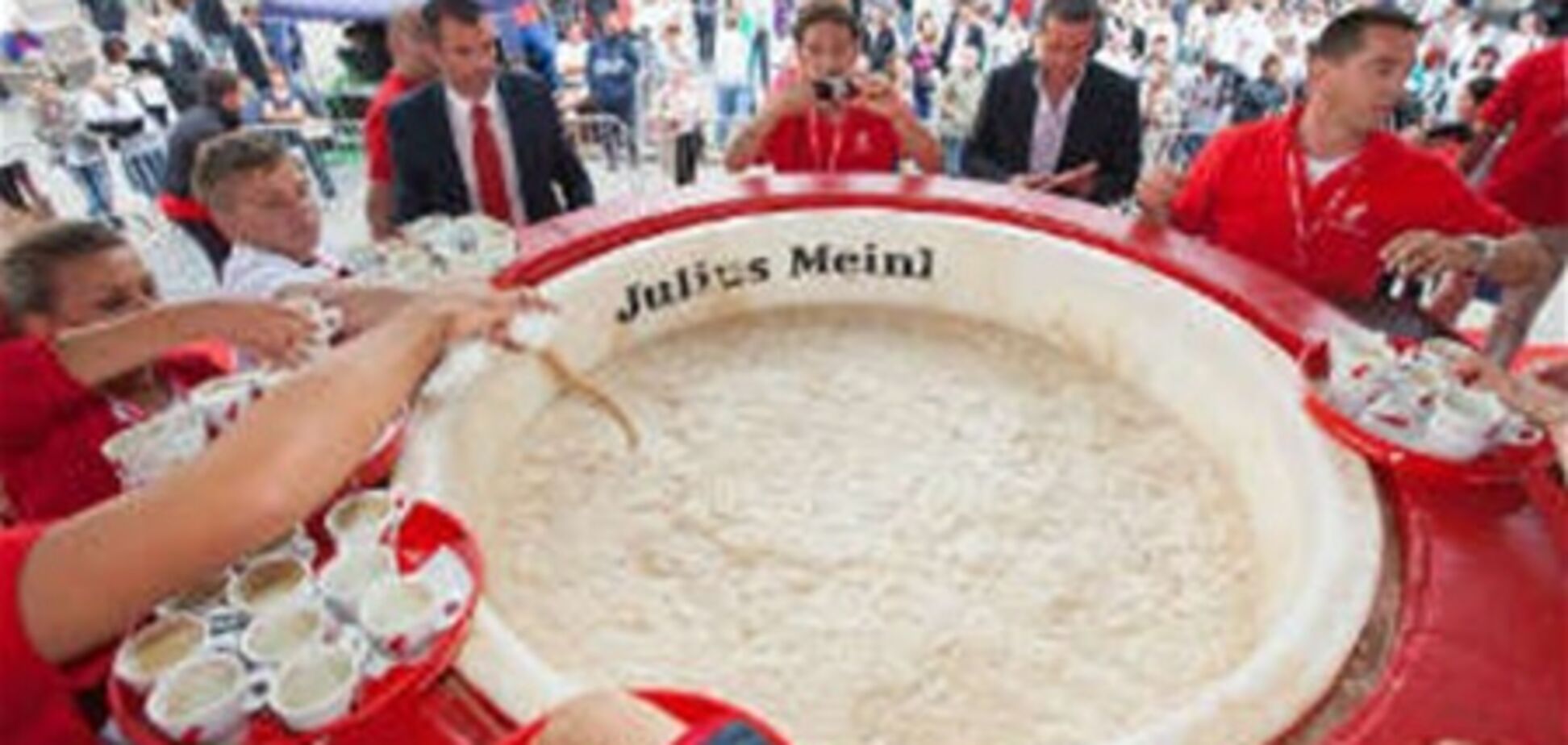 У Хорватії приготували найбільшу чашку капучіно. Фото. Відео