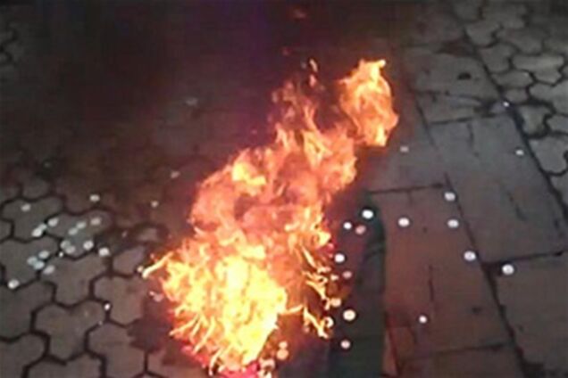 В Ереване сожгли флаг Венгрии