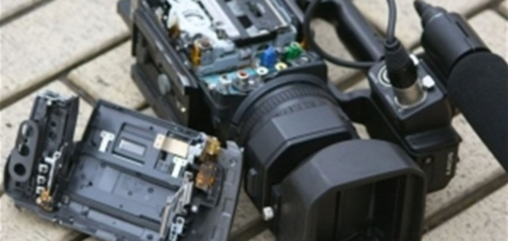 В Днепропетровске один из начальников автовокзала разбил камеру журналистам