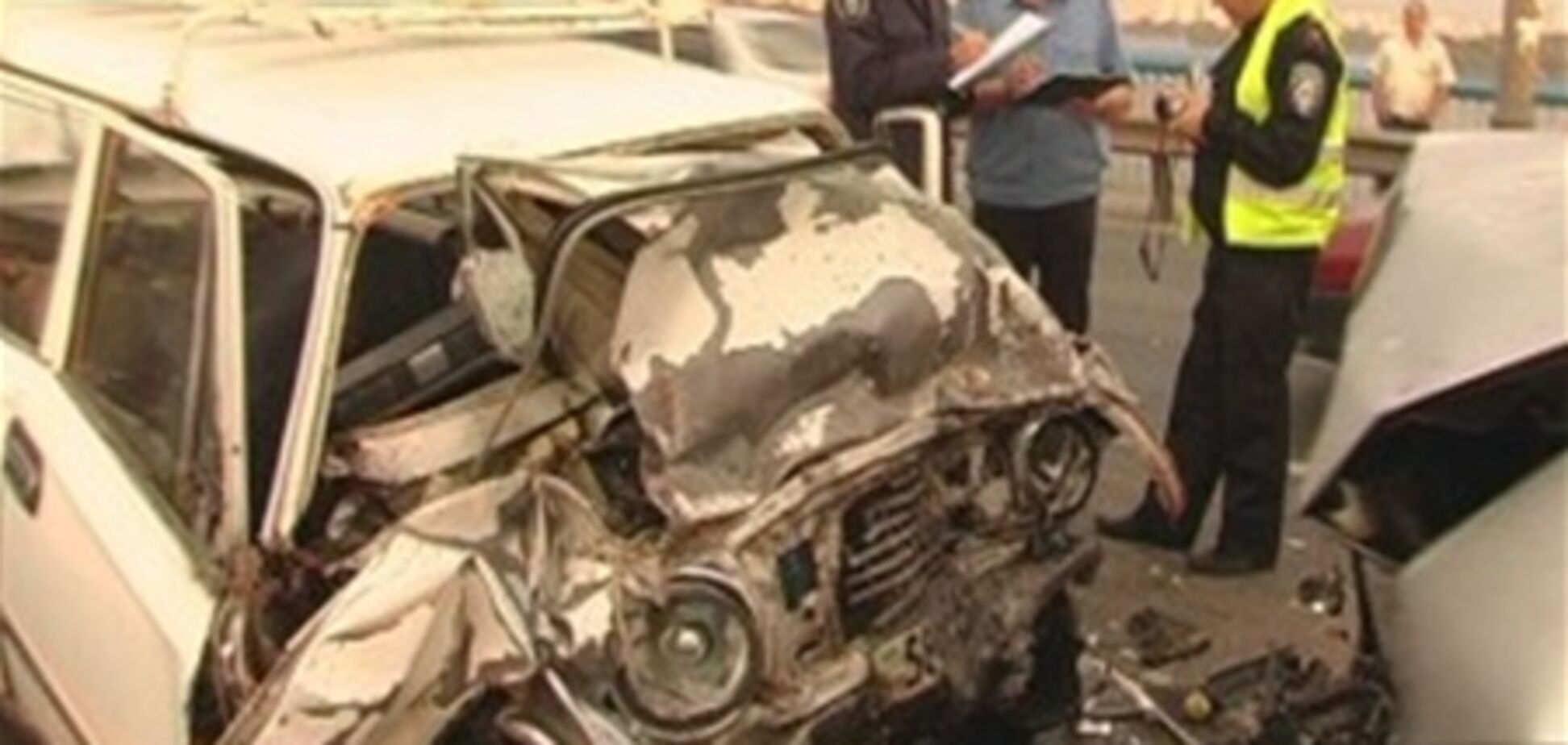 На Московском мосту 'Жигули' перебросило через отбойник, погиб водитель