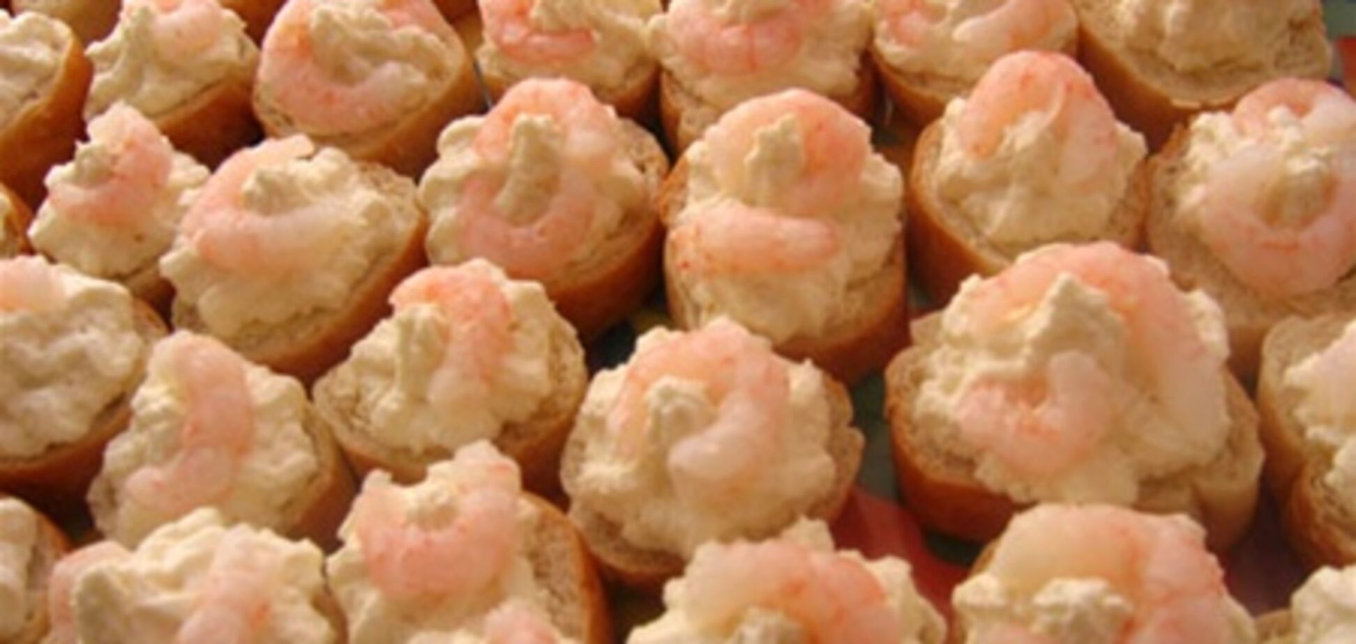 Канапе с креветками и ананасом