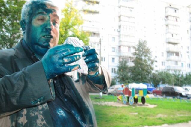 Еще одного оппозиционера облили зеленкой
