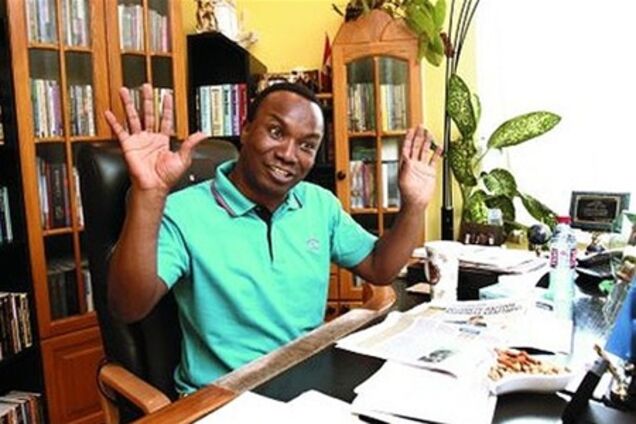 За что судят чернокожего пастора Сандея Аделаджу?