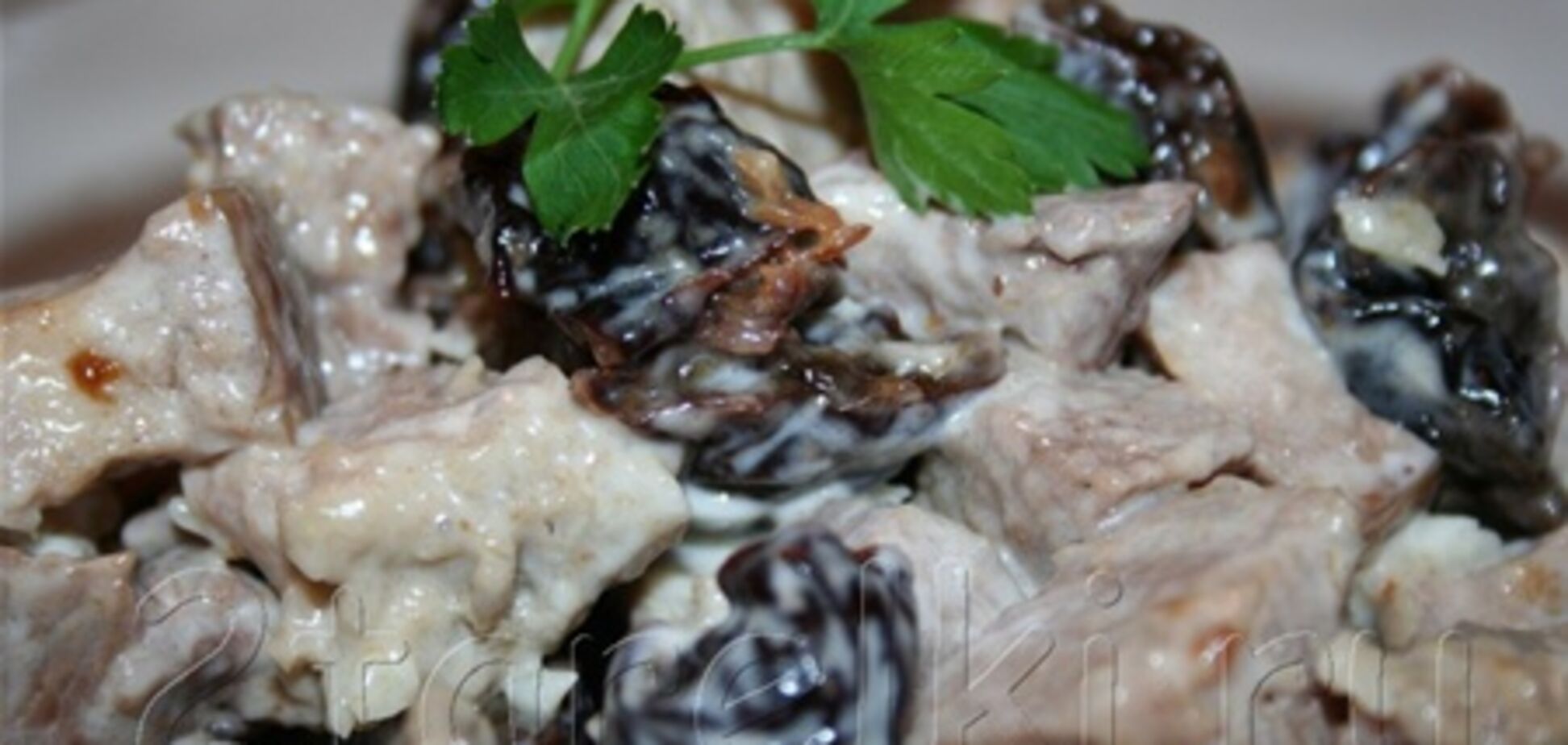 Салат из языка с орехами и черносливом