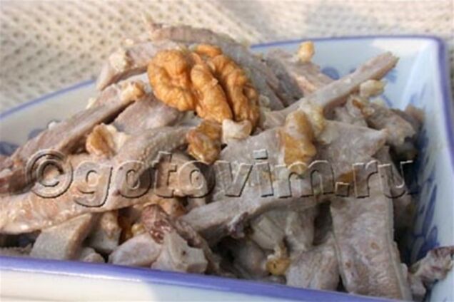 Салат с языком и орехами