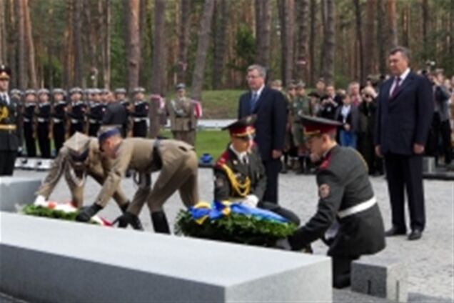 Янукович і Коморовський відкрили меморіал у Биківні