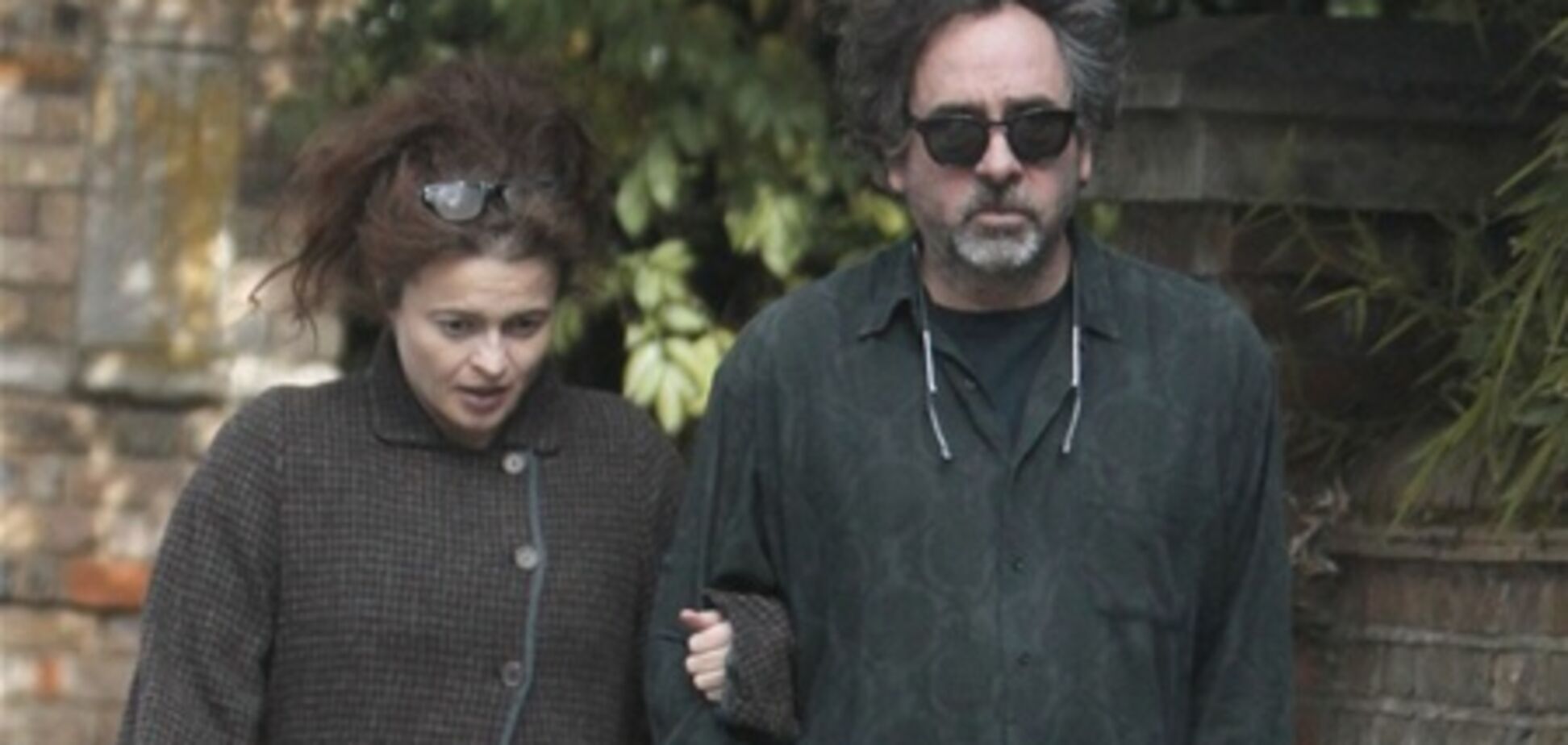 Бонэм Картер и Бартон прогуливаются не спеша. Фото