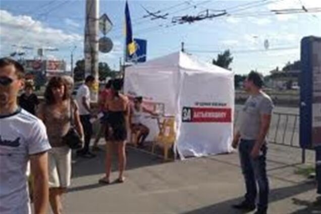 В Харькове напали на палатки и агитаторов кандидата в нардепы