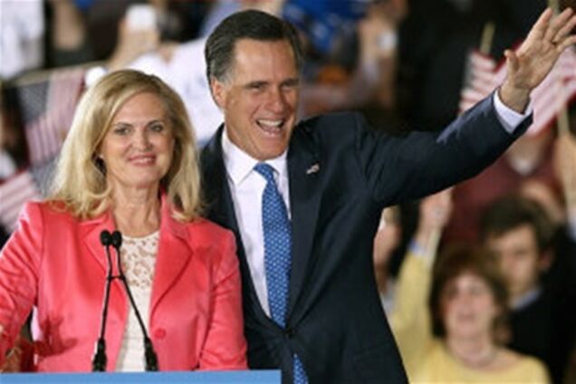 Самолет с женой Ромни задымился в воздухе  