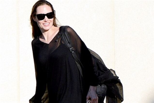 Счастливая Джоли прилетела домой. Фото