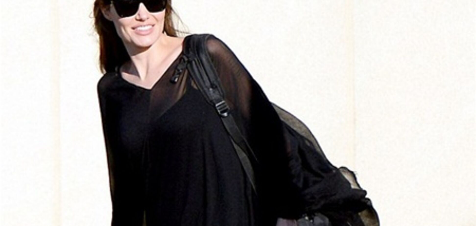 Счастливая Джоли прилетела домой. Фото