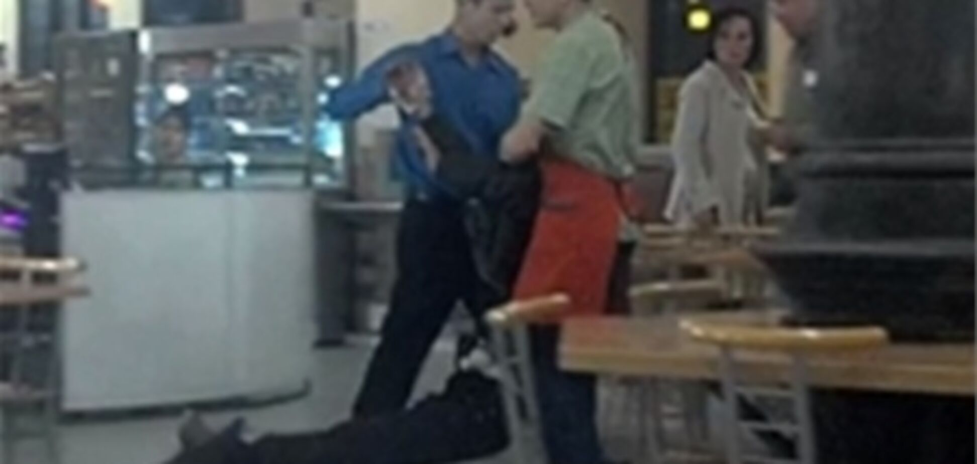Скандал в Одессе: посетителя кафе выбросили на улицу, когда ему стало плохо