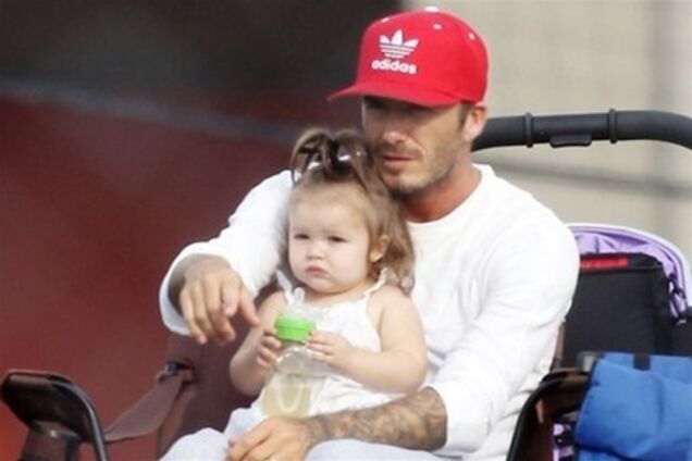 Дэвид Бекхэм нарядил дочь в брюки. Фото