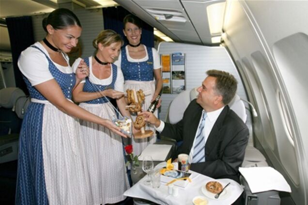 Стюардессы Lufthansa переоделись к Октоберфесту