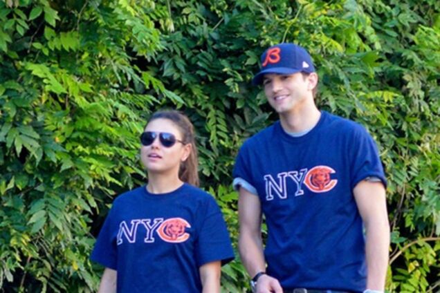 Катчер и Кунис надели одежду для влюбленных. Фото