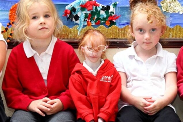 Самая маленькая девочка в мире впервые пошла в школу. Фото